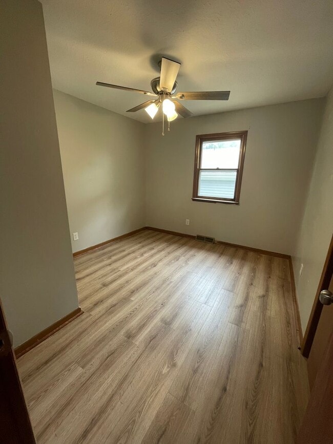 Building Photo - Updated 3 bed/1 bath home! With a 1 car ga...