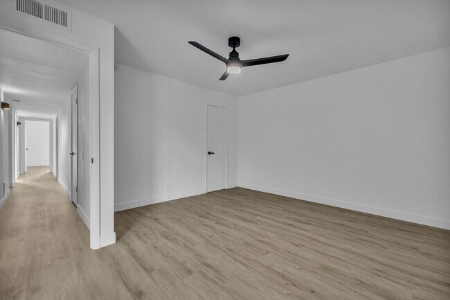 Building Photo - ASU 5 BEDROOM/ 2 BATH WITH POOL!!