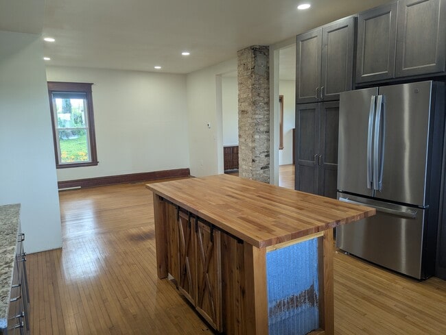 Building Photo - 10326 Brattlie Rd