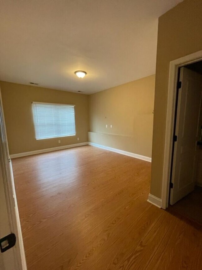 Building Photo - Spacious 3 Bed/ 3 Bath Townhome with two A...