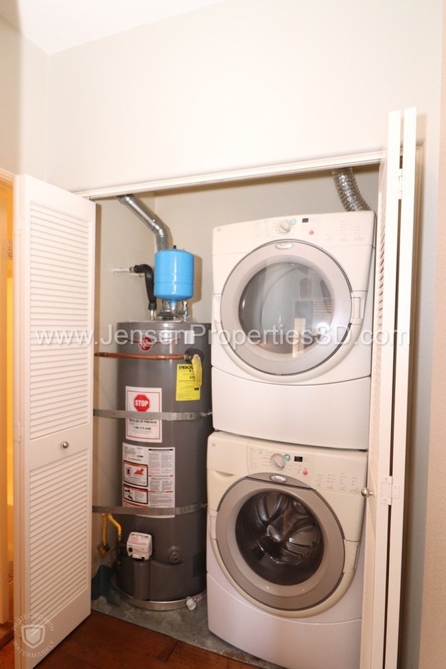 Building Photo - 2 Bed, 2 Bath Townhome w/ Garage and Laundry