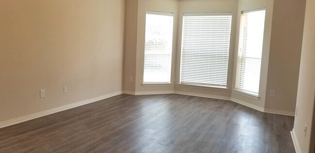 Building Photo - Wonderful 3-2-2 in Crowley ISD!