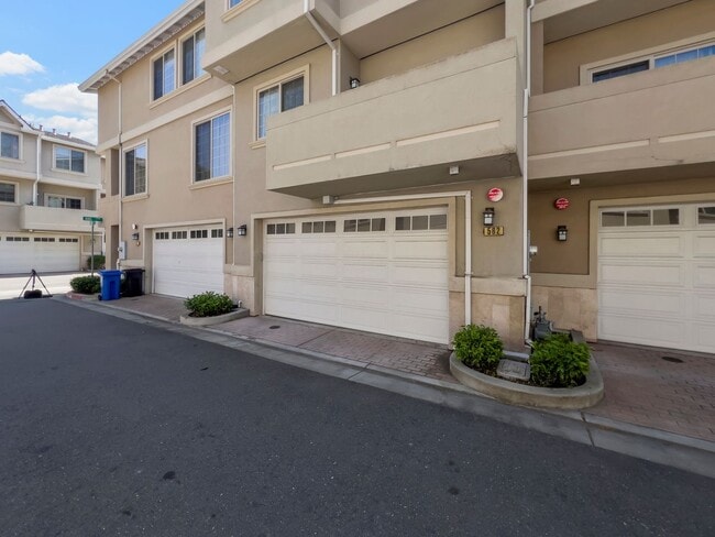 Building Photo - 3 bedroom 2.5 bath townhome with multiple levels!