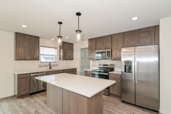 Building Photo - 6 Snowdrop Ct