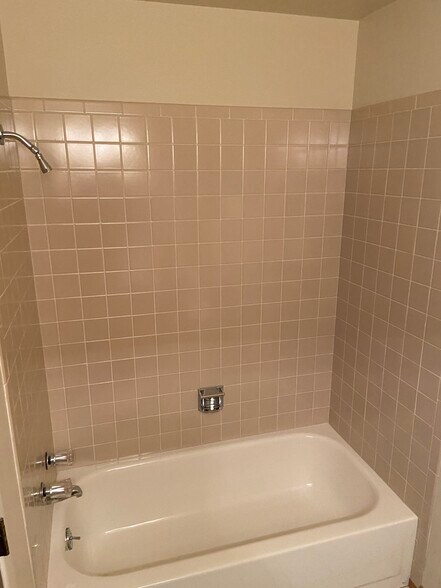 Hall bath - 8520 W 81st Dr