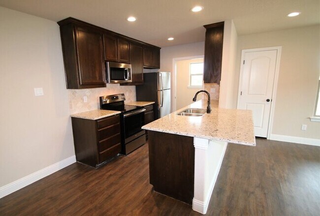 Building Photo - No Water Bill. No Lawn Care. Just Move In. | 3BD/2BA Duplex in Weatherford TX | Ready Now — Act F...