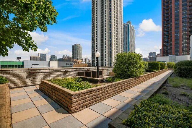 Building Photo - 650 W Wayman St