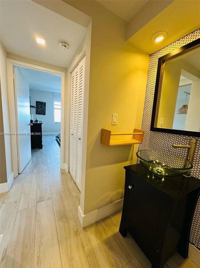 Building Photo - 2899 Collins Ave