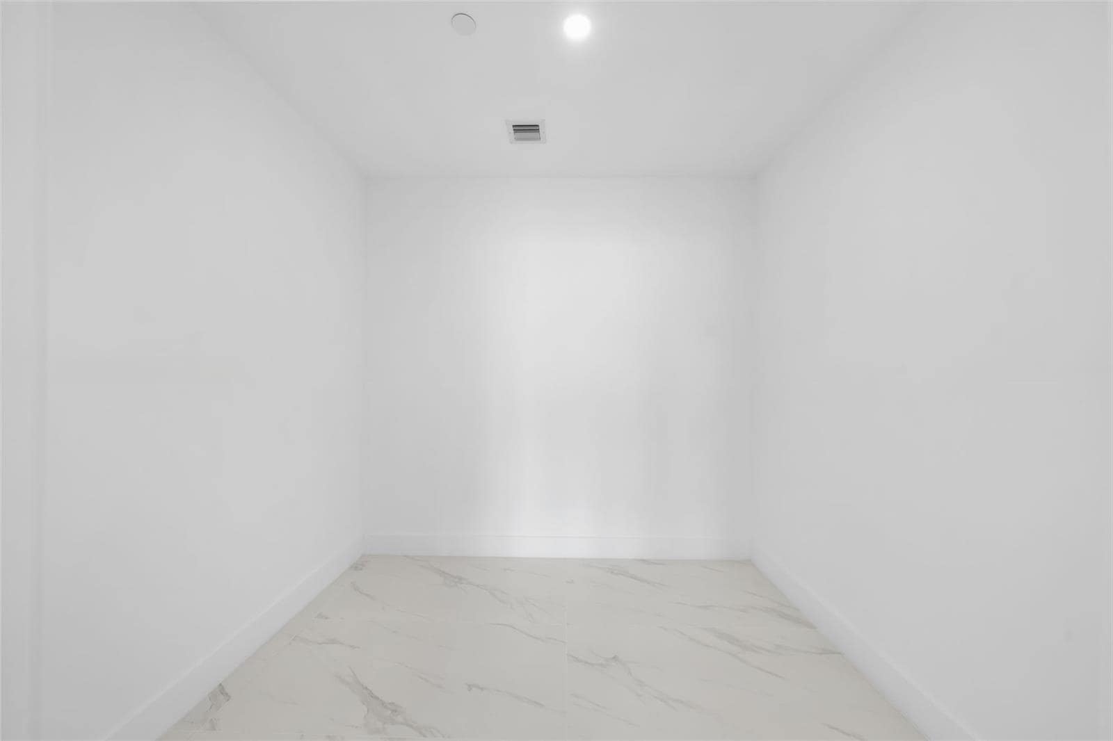 Building Photo - 700 NE 24th St