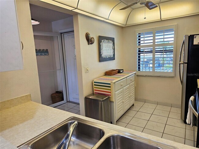 Building Photo - 340 3 Lakes Ln