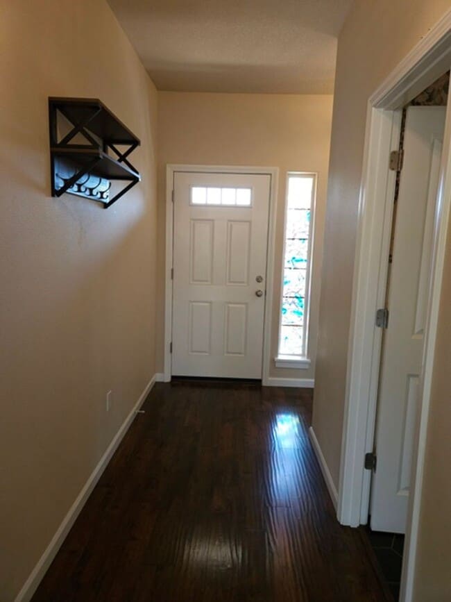Building Photo - 4Bd/2.5Ba Two Story House - Available to View!