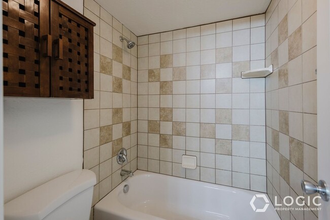 Building Photo - 1044 E 400 S