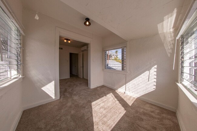 Building Photo - 2 BR/ 1BA unit in Hilcrest - Charming Upstairs Apt, A/C & Heat, tons of windows, updated Kit, ori...