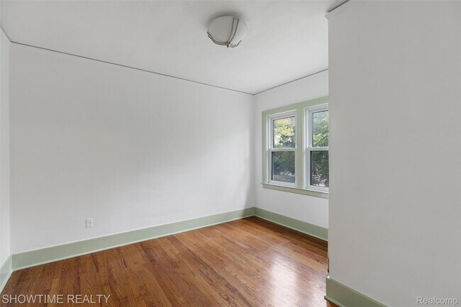 Building Photo - 2410 Yale Ave