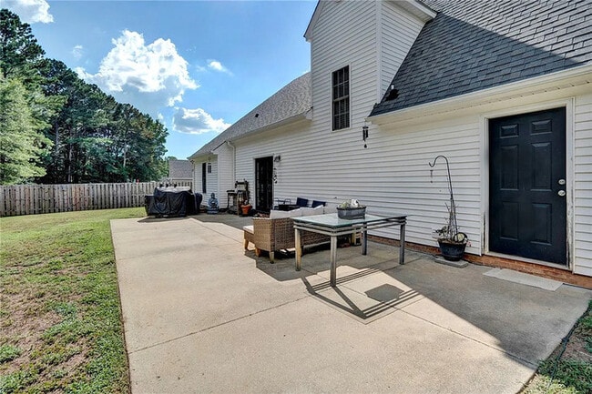 Building Photo - 4 Bedroom 2.5 Bathroom