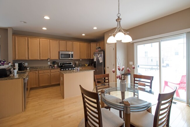 Building Photo - Beautiful 4-Bed, 3.5-Bath End Unit Townhom...