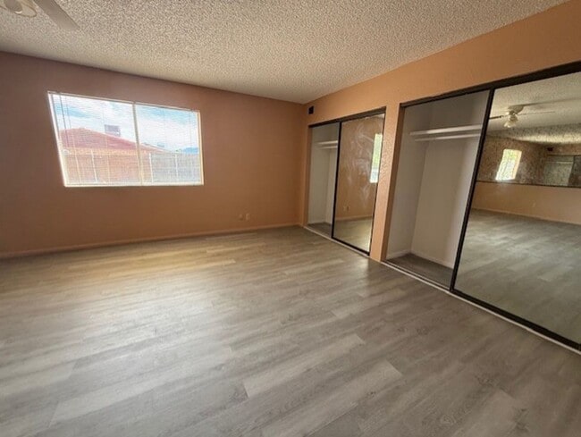 Building Photo - 2 Bedroom 1 Bath Contact Property Pros Pro...