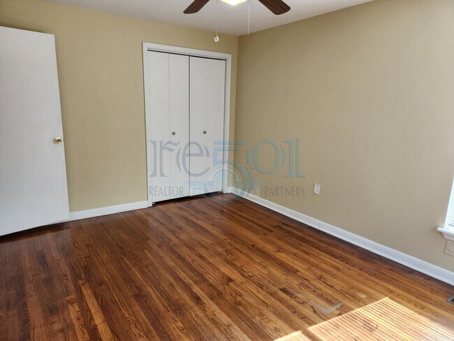 Building Photo - Great Home for UAMS Students