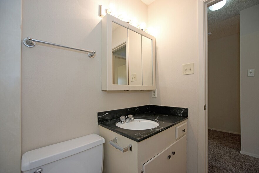 Building Photo - 114 E Amherst Dr