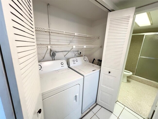 Building Photo - 6005 Del Lago Cir