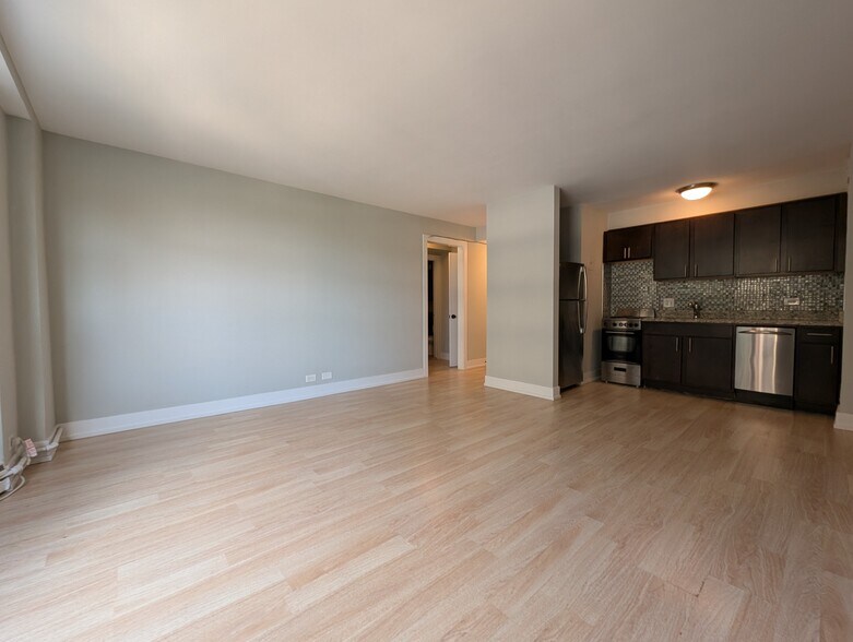 Building Photo - 429 W Wellington Ave