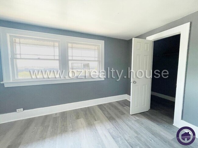 Building Photo - 1402 Prouty Ave