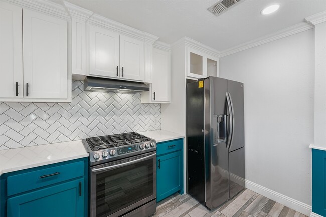 Building Photo - 16906 Rolling Acres Dr