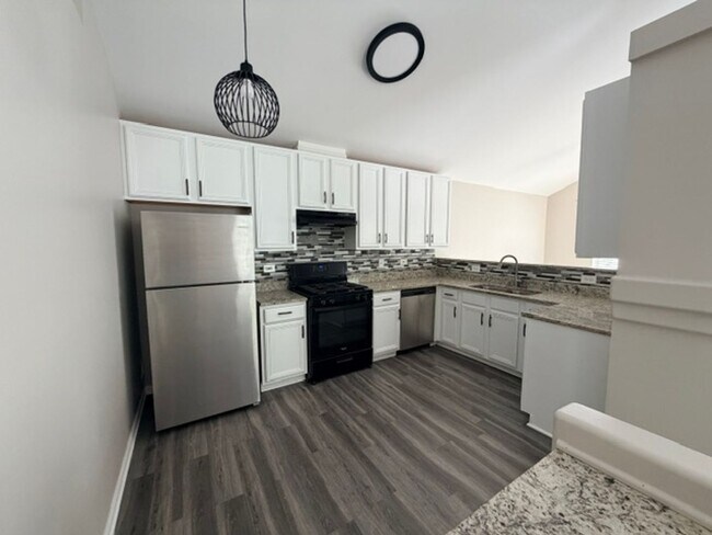 Building Photo - Beautiful and cozy home with 3 bedrooms and 2 full bathrooms and finished basement