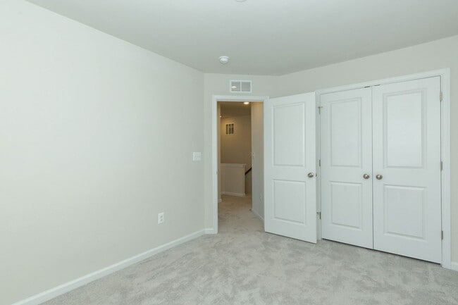 Building Photo - 3 Bed, 2 Full/2 Half Bath, Well Maintained...