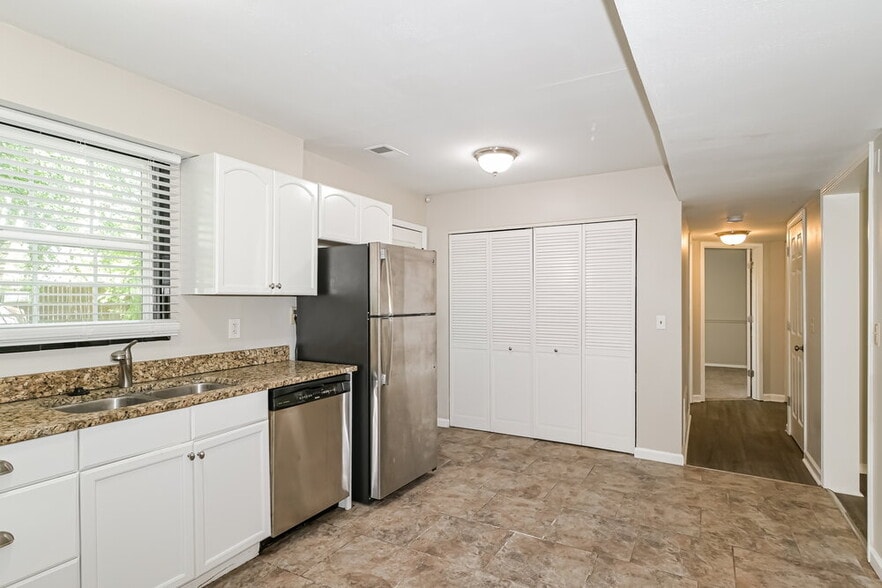 Building Photo - 705 Aster Ln