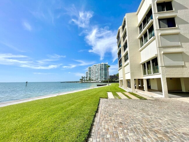 Building Photo - Sarasota Bay Penthouse