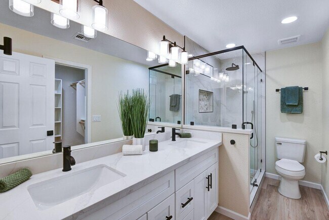 Building Photo - 7331 W Windrose Dr