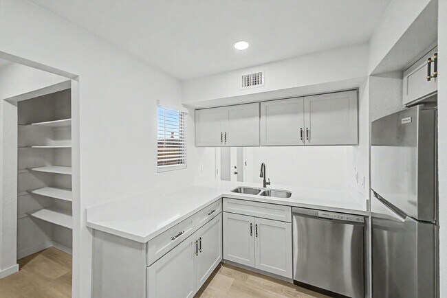 Building Photo - Remodeled 3BR End Unit Townhome in South Tempe | Private Yard + Covered Parking