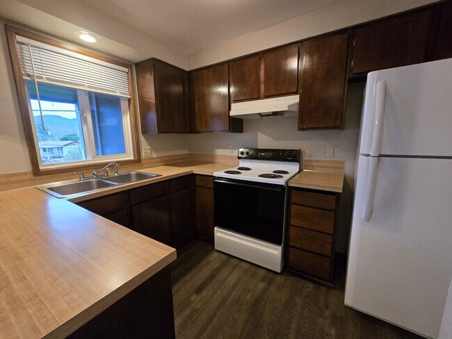 Building Photo - 146 NE Atkinson Ct