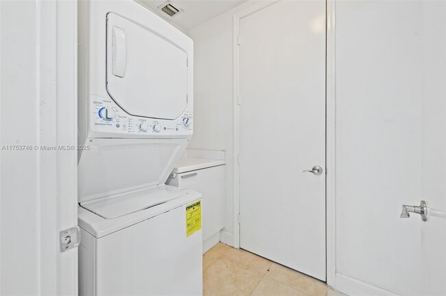 Building Photo - 15051 Royal Oaks Ln