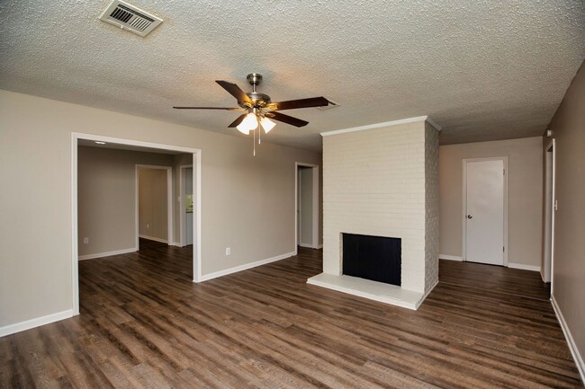 Building Photo - ** 4 Bed 2 Bath located in Ridgefield **Call 334-366-9198 to schedule a self tour