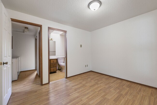 Building Photo - MOVE IN READY! Tumwater rambler 2 beds plus den 1.5 baths. No Pets.