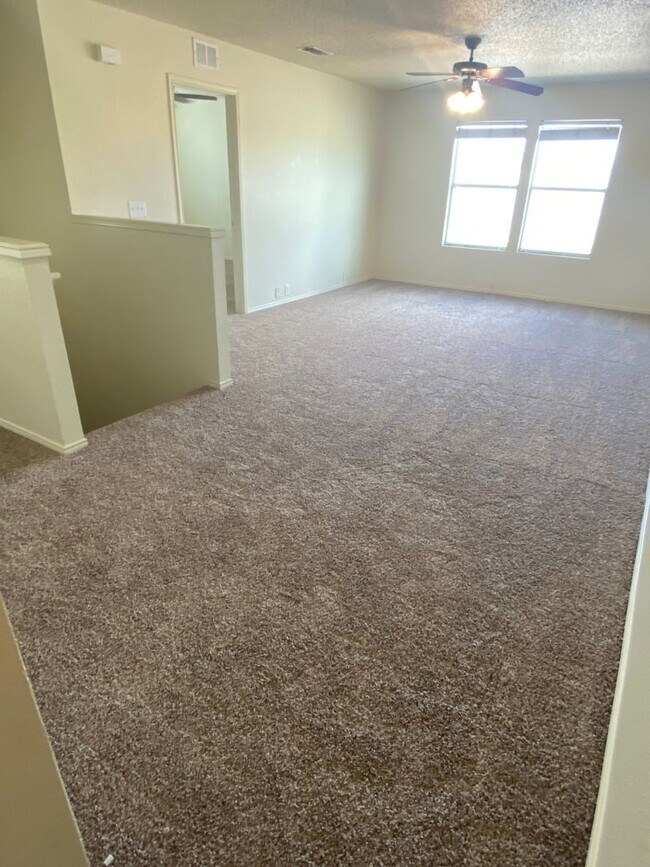 Building Photo - Spacious 4 bedroom house with fenced yard