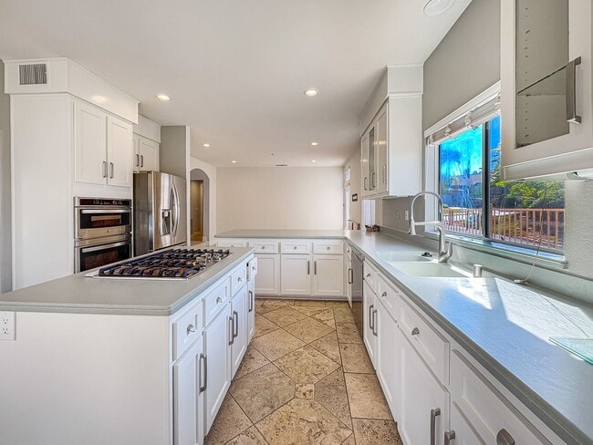 Building Photo - Spacious 4B/3BA Home with Scenic Views and...