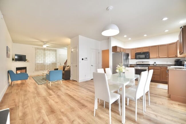 Building Photo - Charming 3 Bedroom, 2.5 Bathroom Home Fully Furnished in Benton Harbor Close to Lake Michigan and...