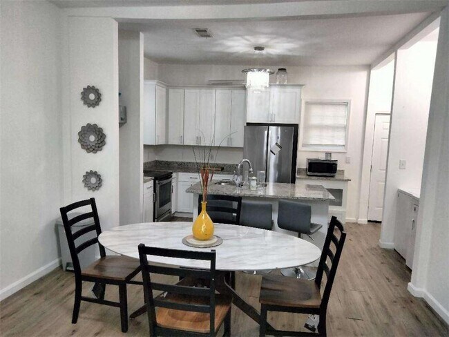 Building Photo - 929 N Grand Ave NW