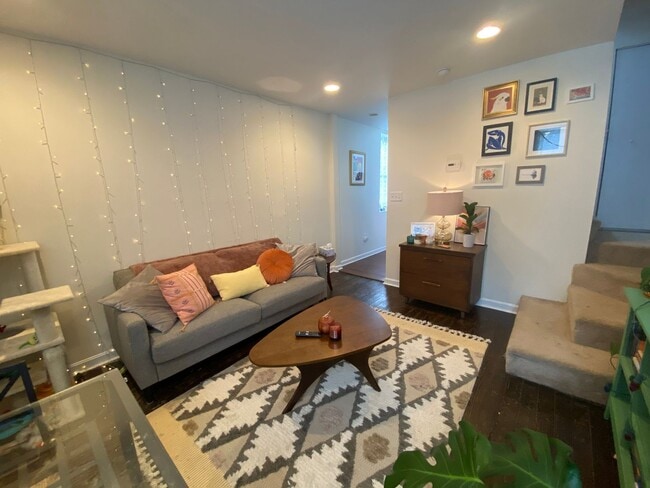 Building Photo - 2 BEDROOM IN THE SOUTHSIDE SLOPES- Available August 5!