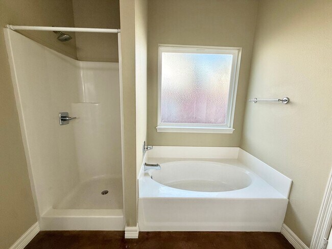 Building Photo - Elegant 4-bed/2-bath plus Garage!