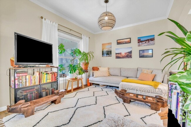 Building Photo - Charming luxury meets timeless character in the heart of West Wash Park - Available NOW!!