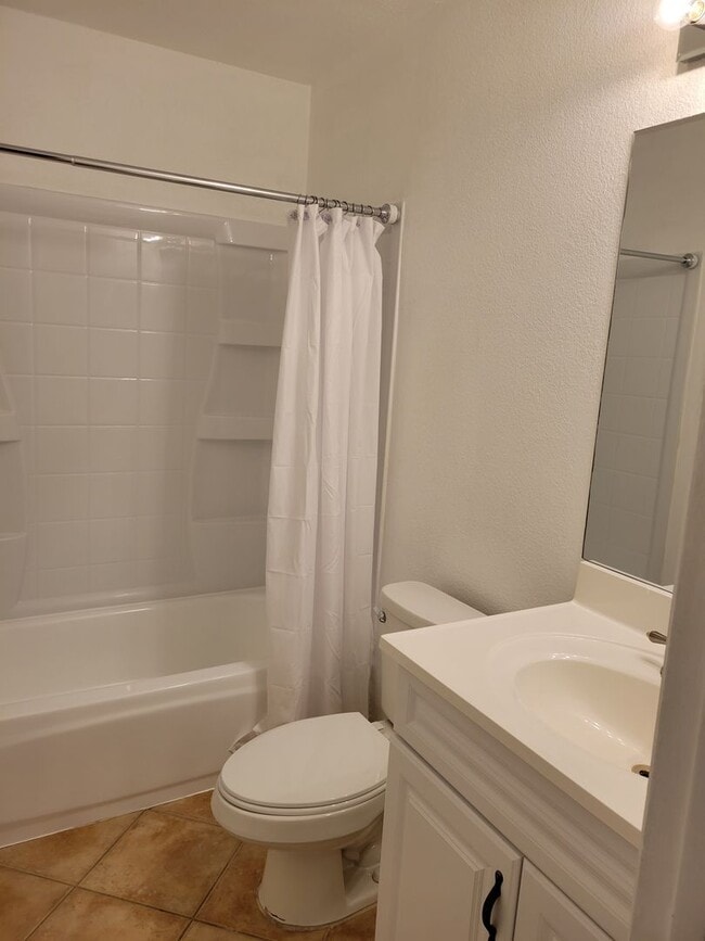 Building Photo - Rent Ready Single Story Townhome 3/2/ with 2 car