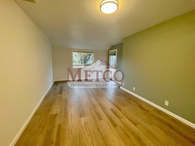 Building Photo - Beautiful 4 bedroom, 3 Bath House in Desirable Gilham Neighborhood!