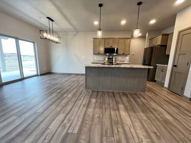 Building Photo - Spacious 2 Bed/2 Bath House with 3 Car Garage!