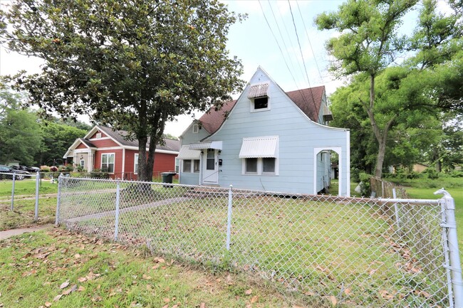 Building Photo - 2225 Fillmore St
