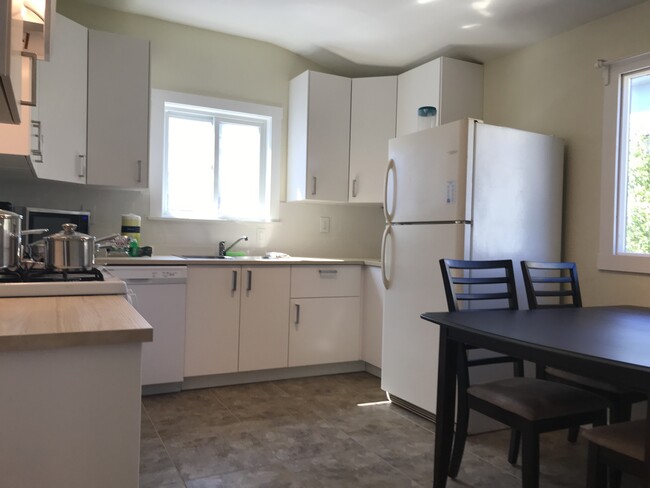 Kitchen & breakfast area - 336 Carolina St