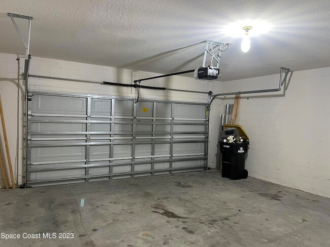 Building Photo - 388 Guinevere Dr SW